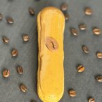 Eclair au café