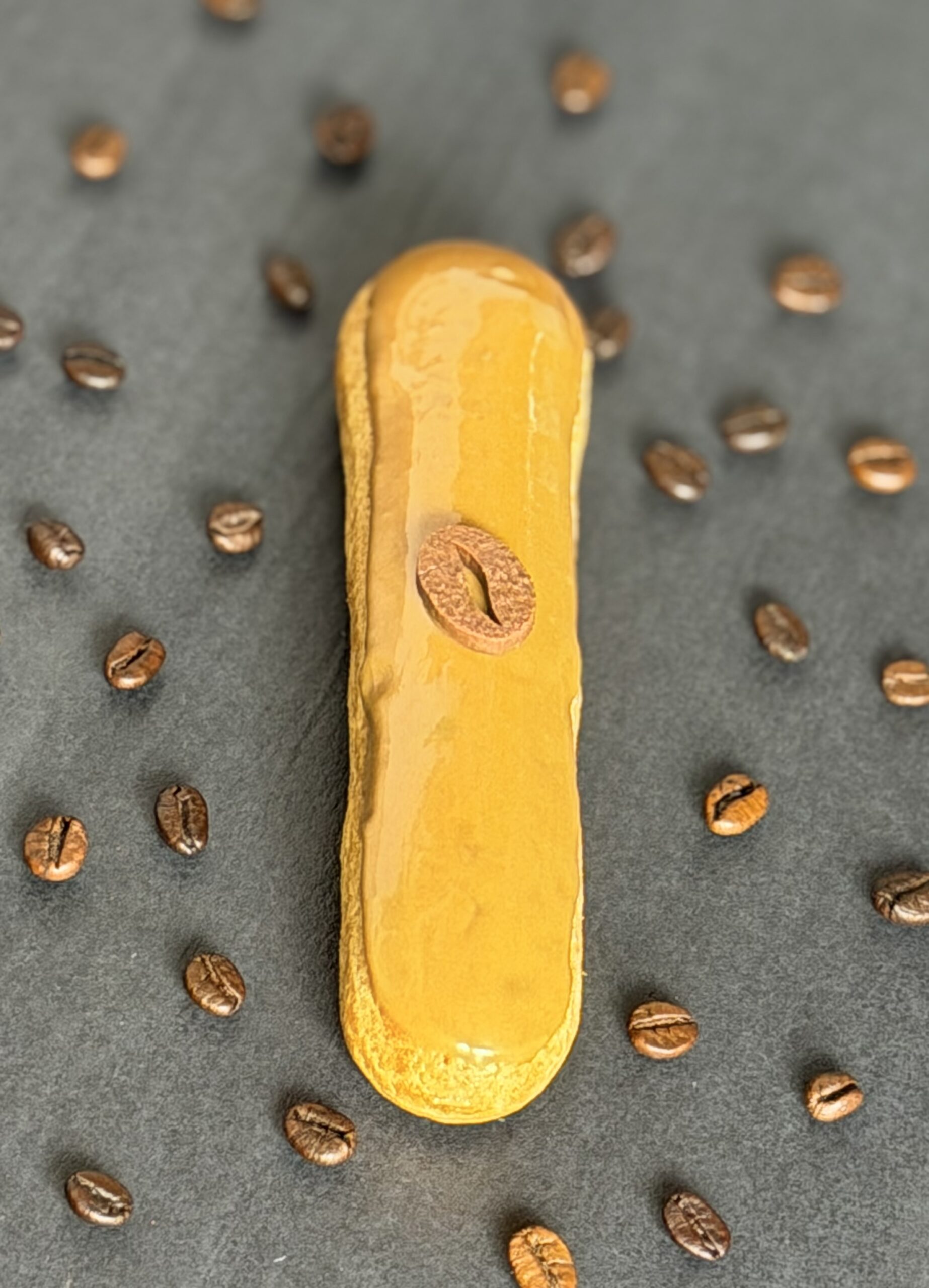 Eclair au café